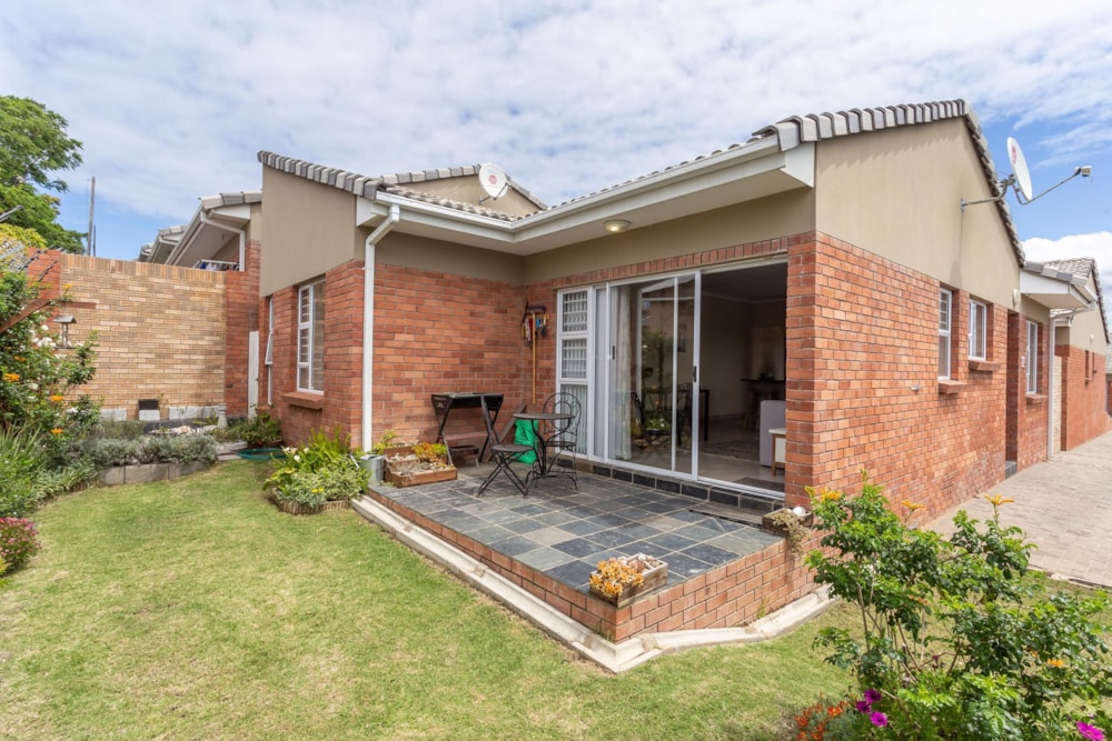 Townhouse to rent in Beacon Bay - 1EZ1725653