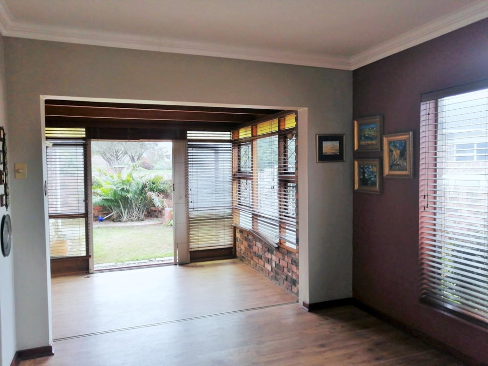 Security complex home for sale in South End - 1PLZ1744151
