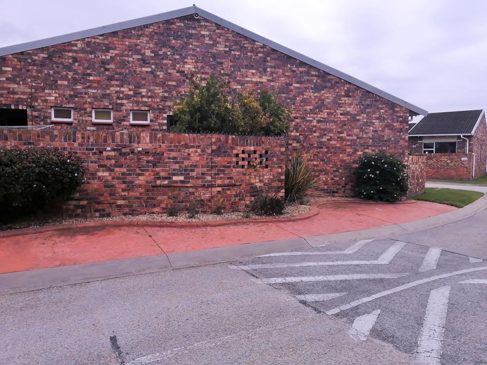 Security complex home for sale in South End - 1PLZ1744151