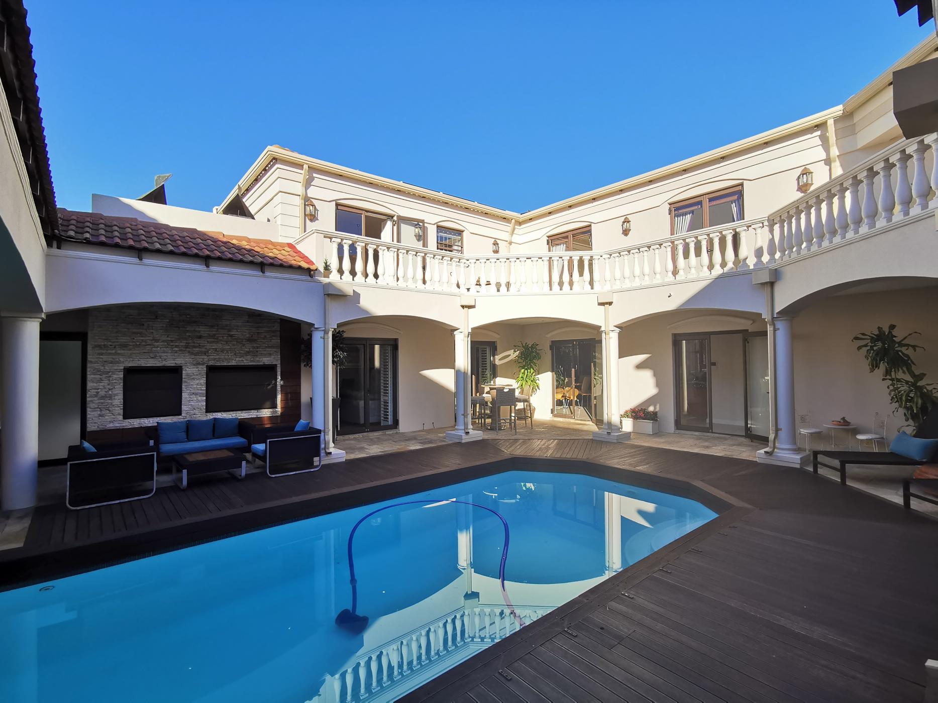 Double-storey house to rent in Sunset Beach, Cape Town - 1TV1739022