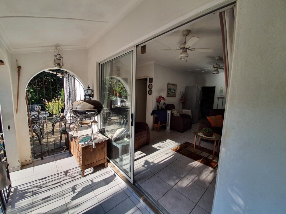 Garden cottage let in Padfield Park - 1KF1685143