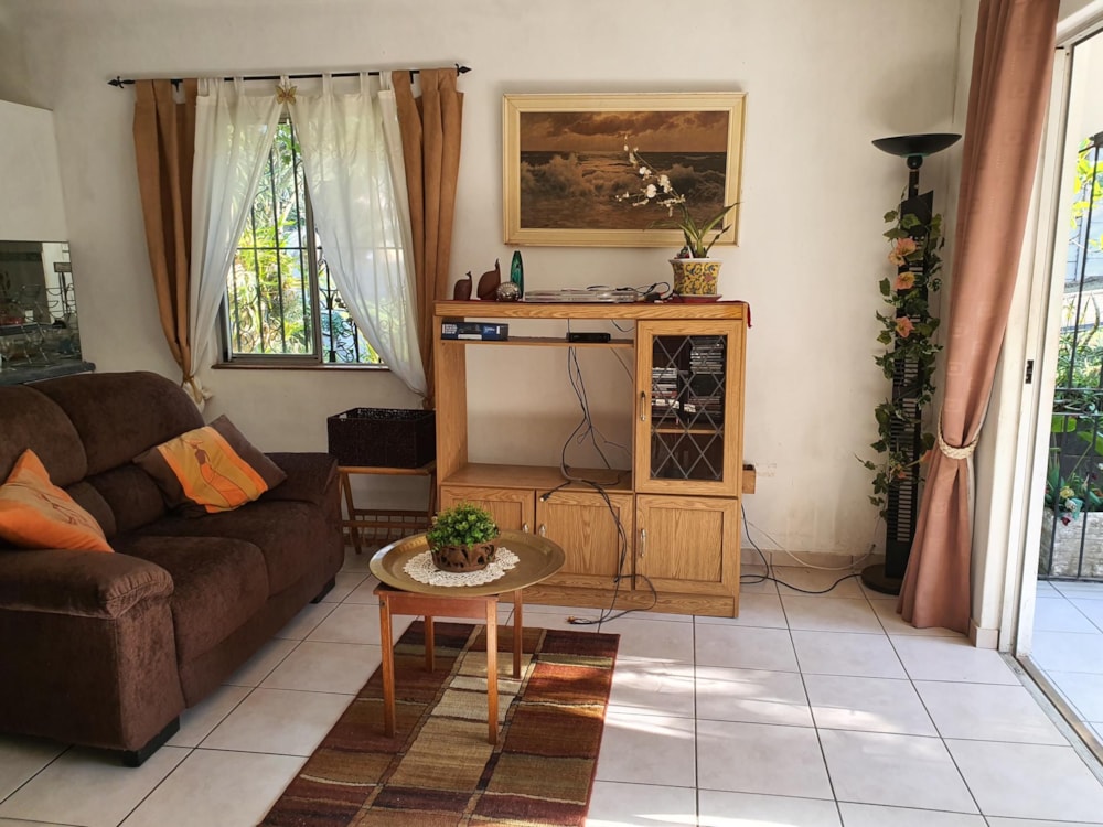 Garden cottage let in Padfield Park - 1KF1685143