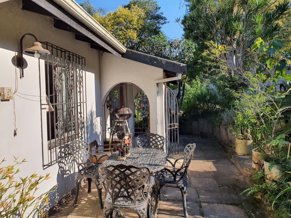 Garden cottage let in Padfield Park - 1KF1685143