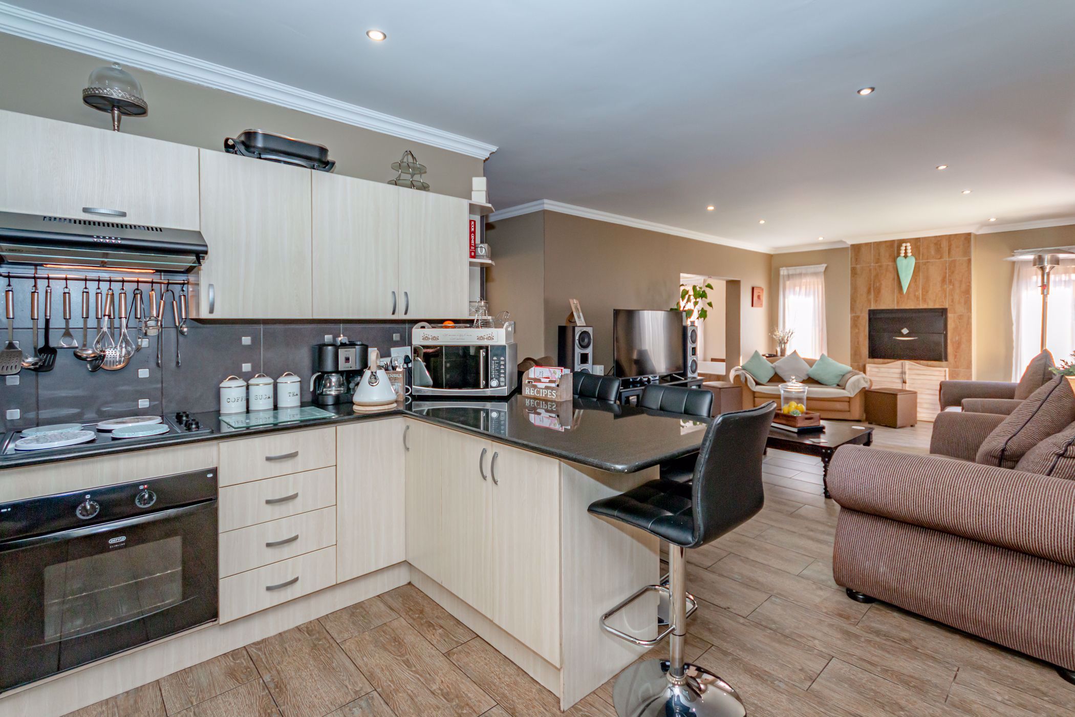 Cluster sold in Hughes - BOK1678234