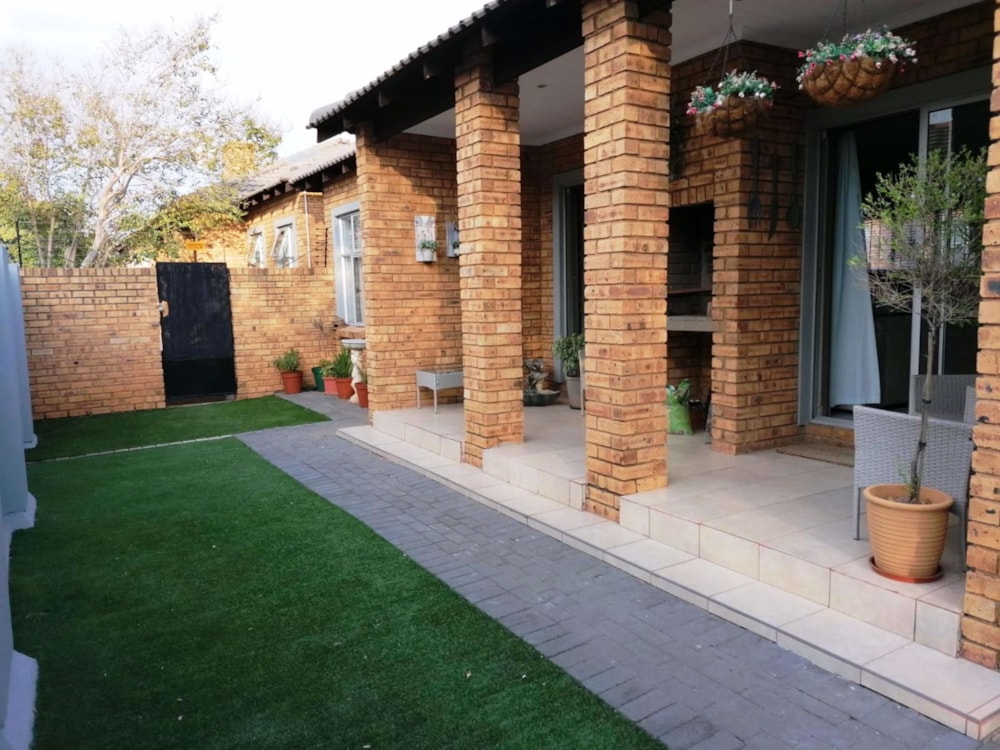 Cluster to rent in New Redruth - 1GV1721144