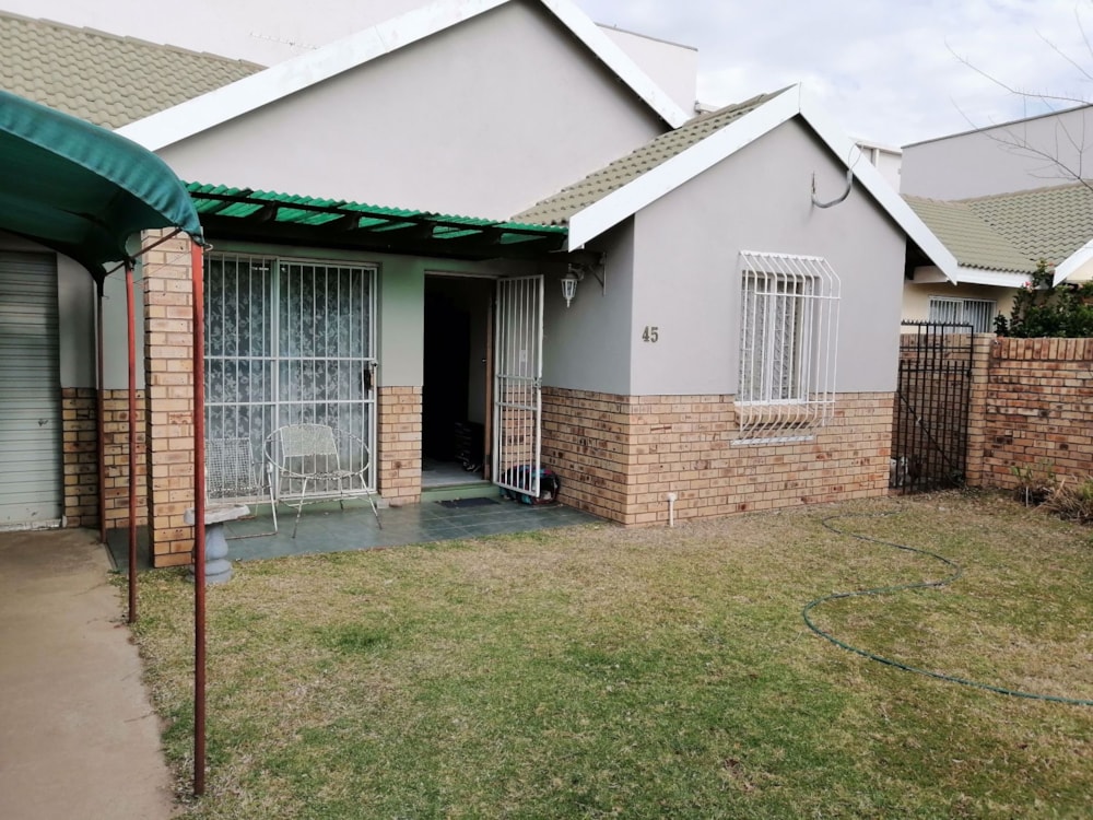 Townhouse for sale in Royldene - 1KJ1727868