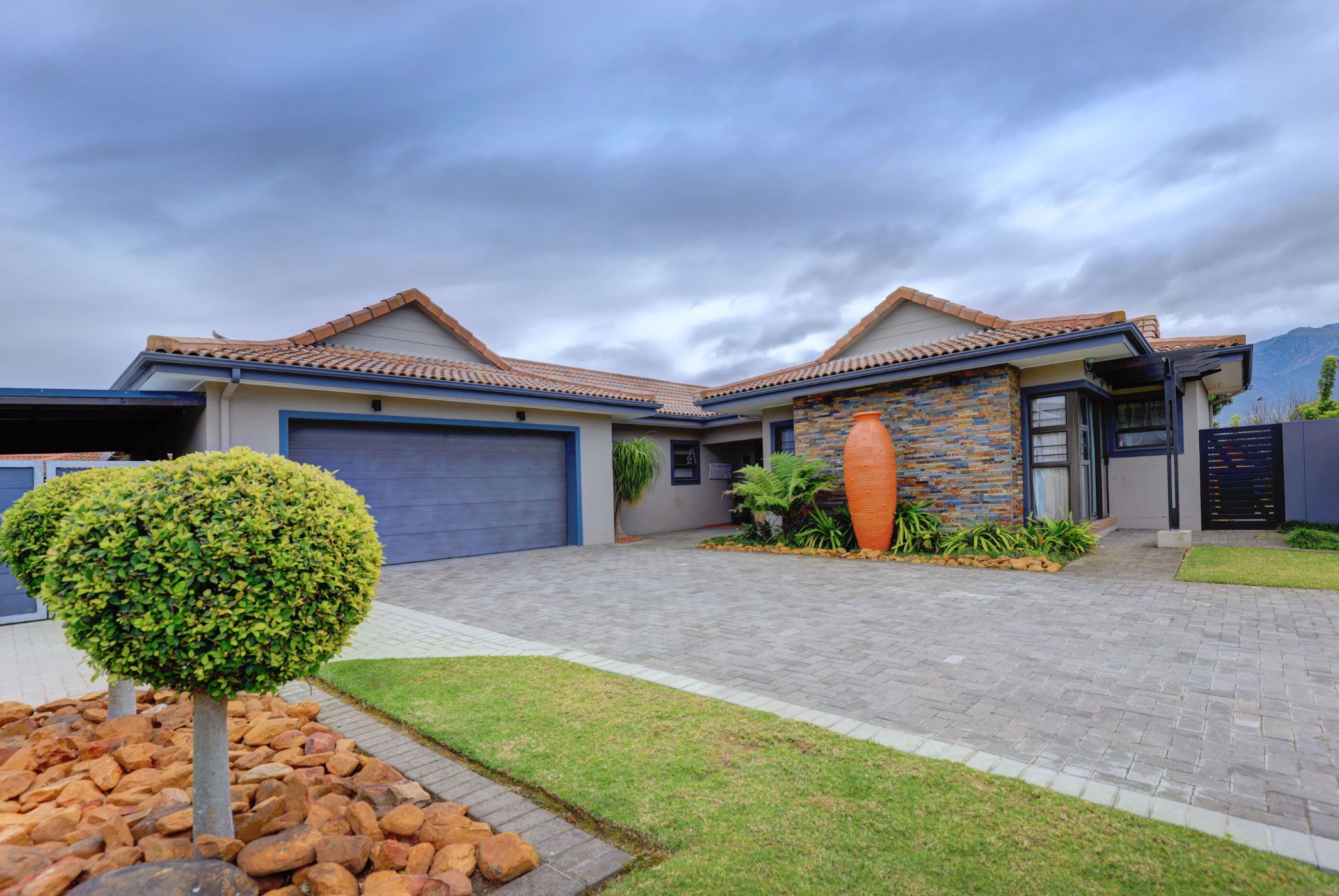 Security complex home for sale in Earl's Court - GEO1750763