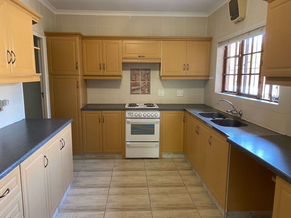 Townhouse to rent in Hayfields - 1PM1735006