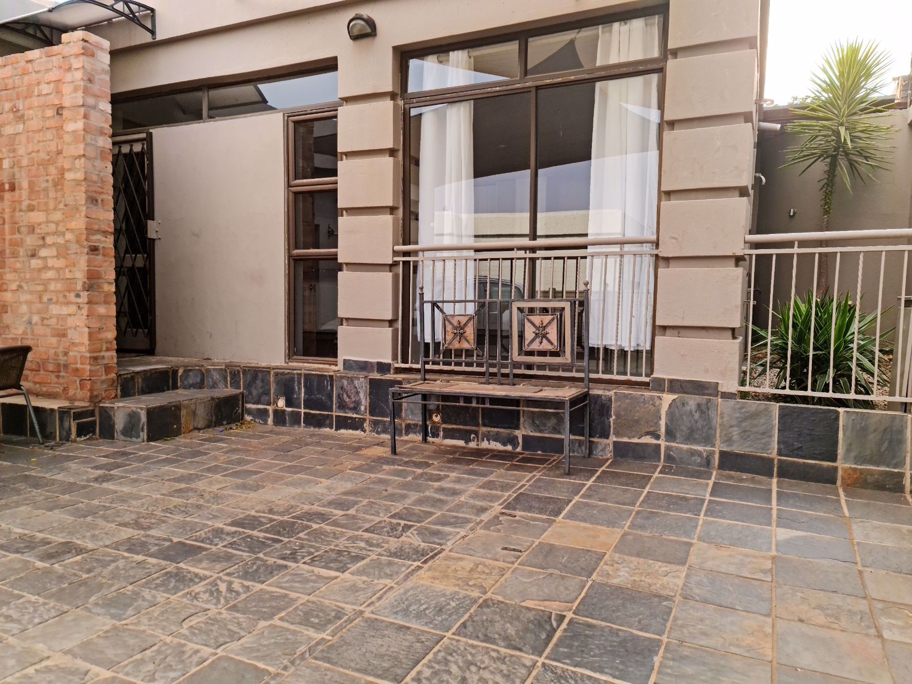 Bachelor apartment let in Glenvista - 1GV1689044