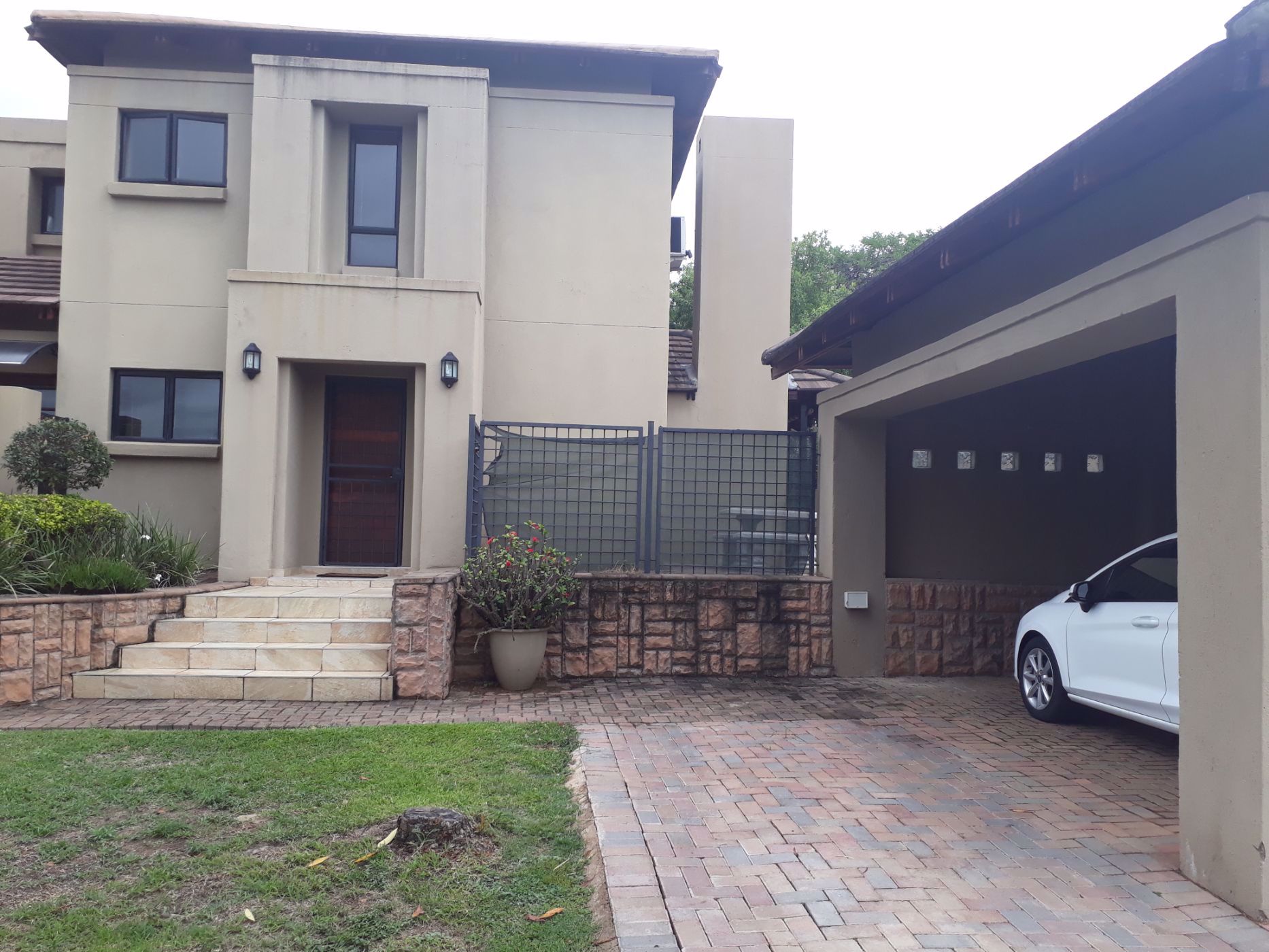 Double-storey apartment let in Riverside Park - 1NS1679523