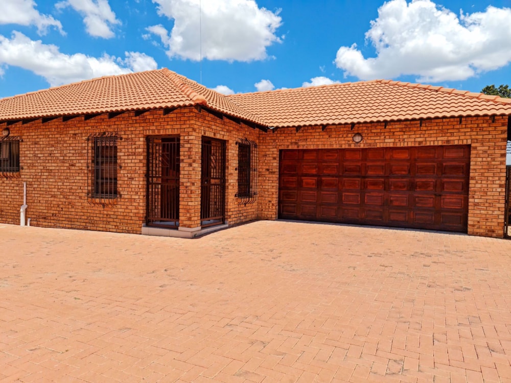 Cluster to rent in New Redruth - 1GV1737297