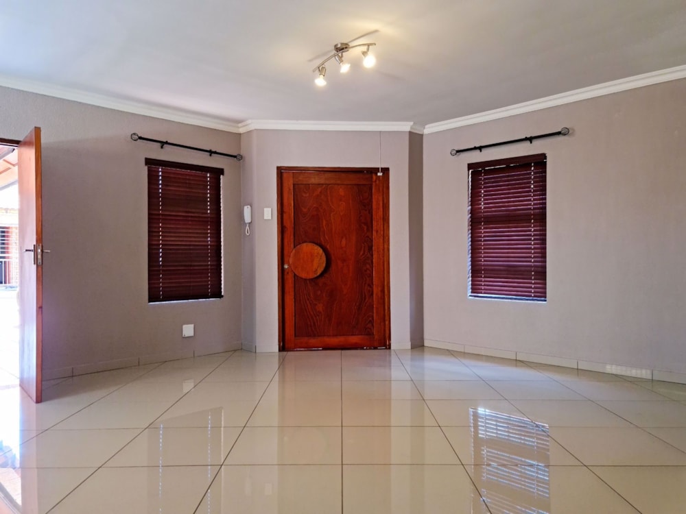 Cluster to rent in New Redruth - 1GV1737297