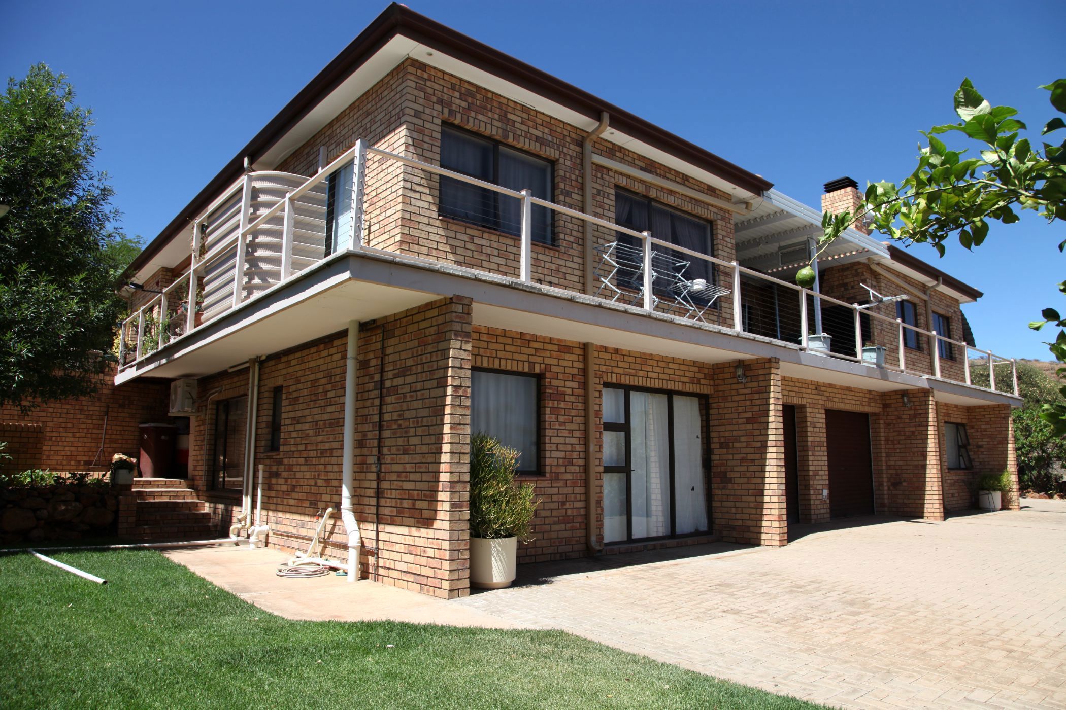 With views over the Vanderkloof dam, this four-bedroom house in the elevated neighbourhood of Uitsig in Vanderkloof is marketed by Pam Golding Properties at R4.76 million.