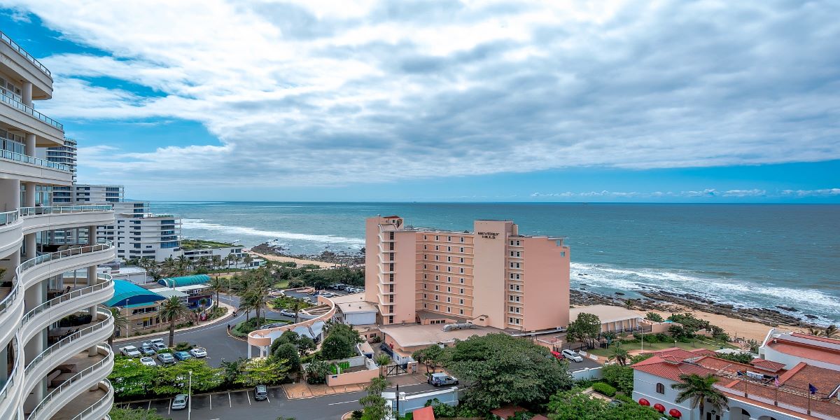 Pam Golding Properties is marketing a spacious three-bedroom apartment in sought after Oyster Rock in uMhlanga Rocks. Open plan, this corner unit with a wrap-around balcony has unobstructed sea views. Pam Golding Properties is marketing a spacious three-bedroom apartment in sought after Oyster Rock in uMhlanga Rocks. Open plan, this corner unit with a wrap-around balcony has unobstructed sea views.
