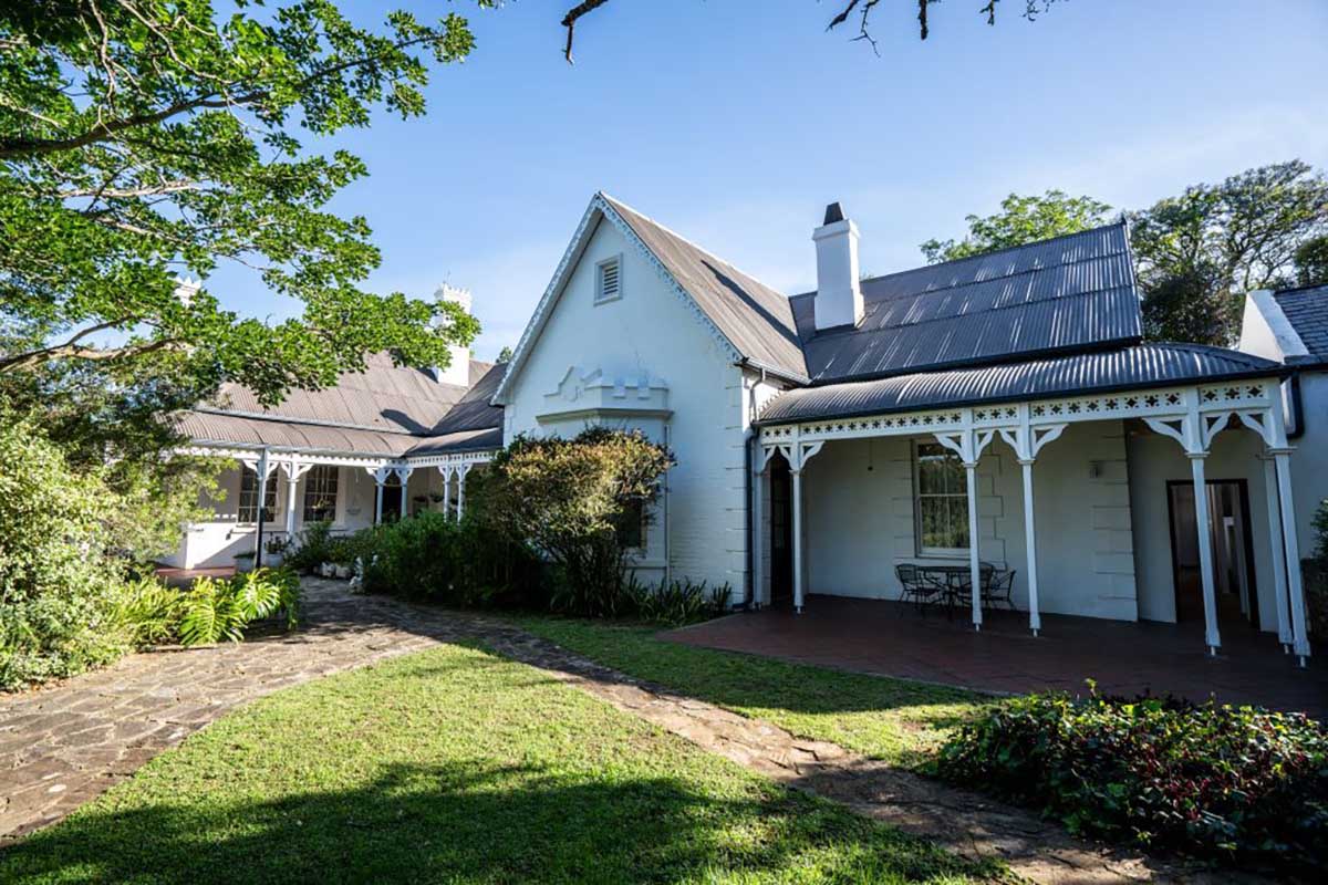 teeped in history, &ldquo;Oatlands House&rdquo; is a majestic heritage residence in the leafy suburb of Oatlands in Makhanda. Proclaimed a National Monument in 1977 and a Provincial Heritage Site in 1989, this well-maintained three-bedroom, two-bathroom home is set on an expansive 9 306sqm property and is priced at R5 million through Pam Golding Properties. 