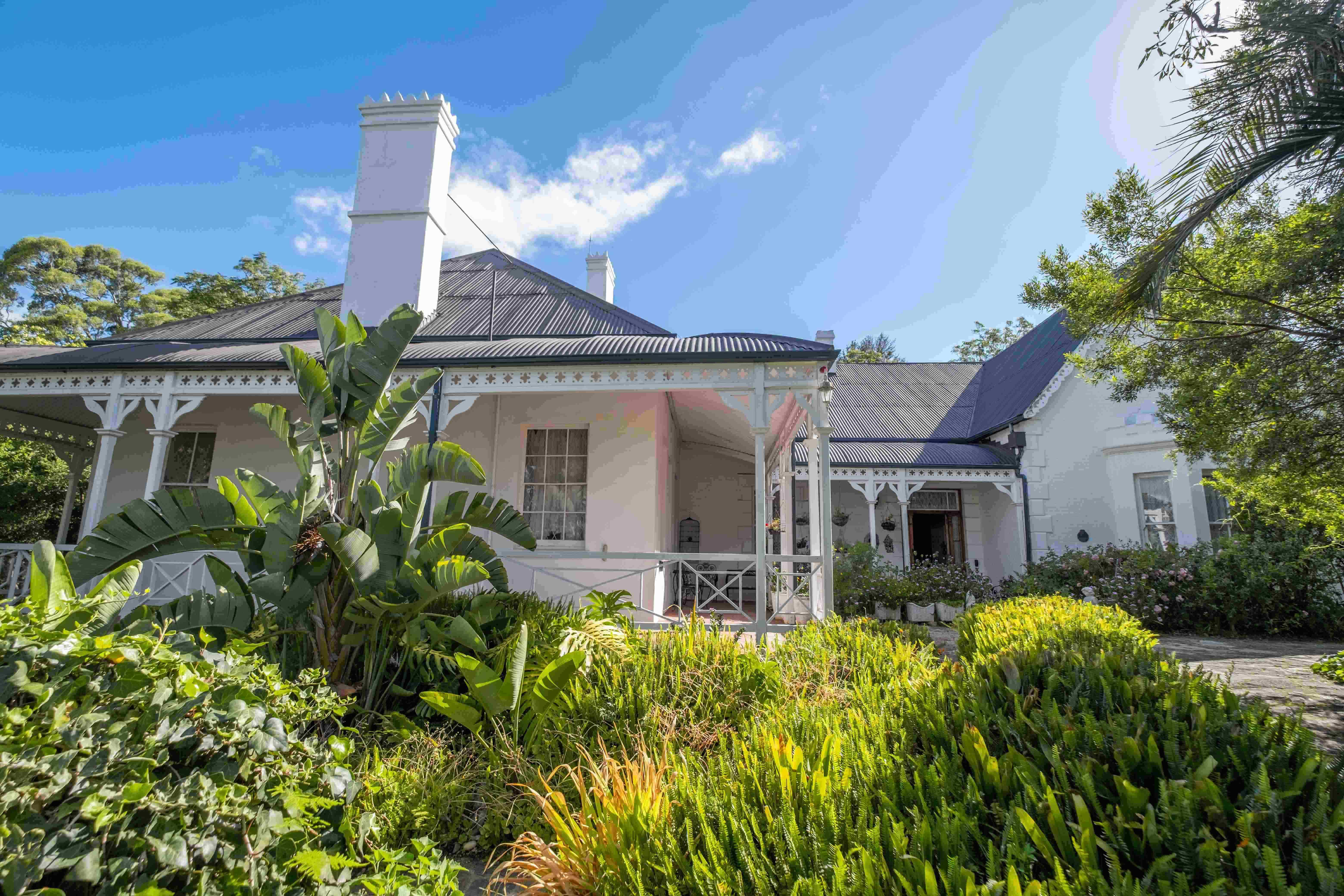 teeped in history, &ldquo;Oatlands House&rdquo; is a majestic heritage residence in the leafy suburb of Oatlands in Makhanda. Proclaimed a National Monument in 1977 and a Provincial Heritage Site in 1989, this well-maintained three-bedroom, two-bathroom home is set on an expansive 9 306sqm property and is priced at R5 million through Pam Golding Properties. 