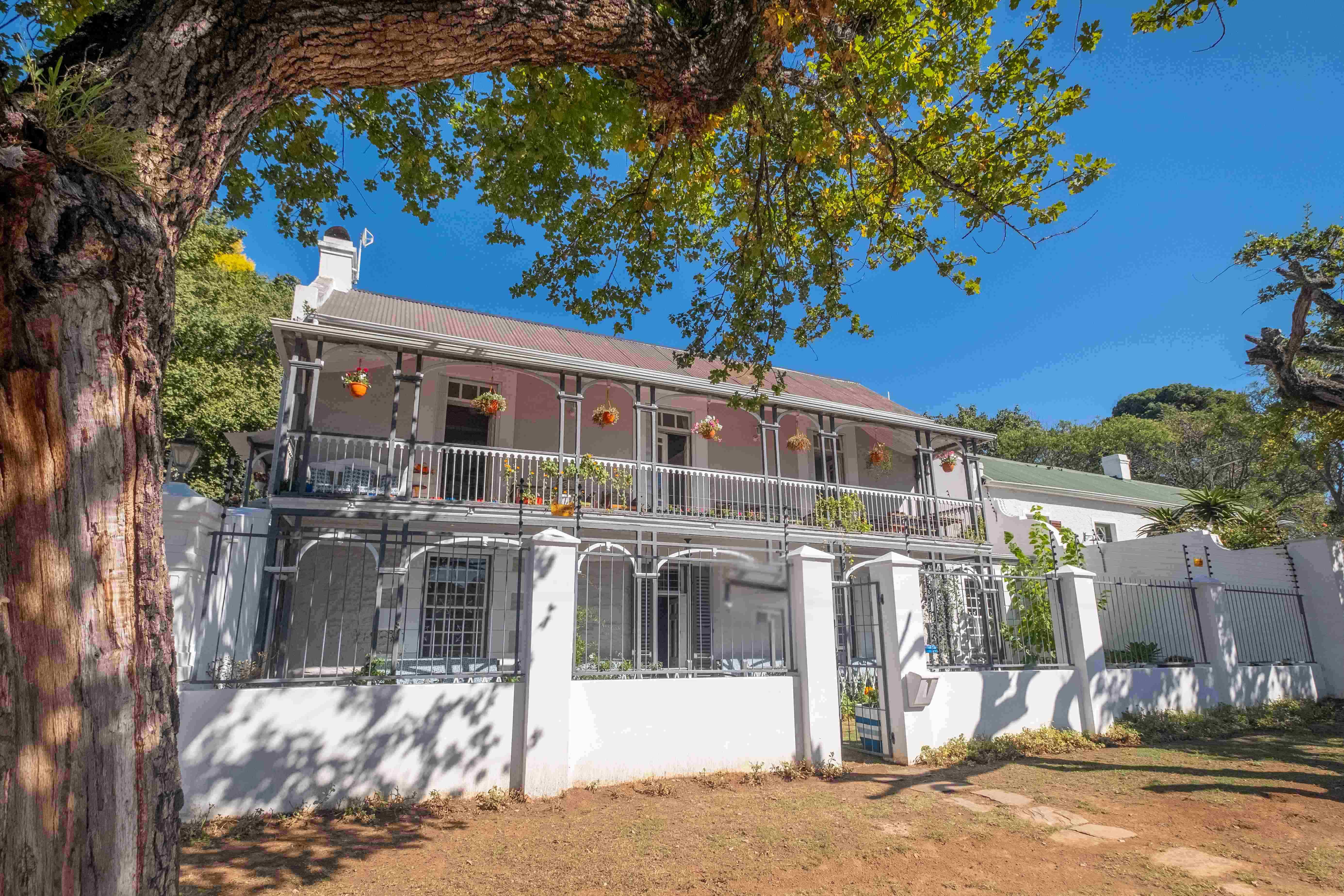  Priced at R5.995 million through Pam Golding Properties, this spacious double-storey home is located in a quiet, established street in Oatlands, conveniently close to the centre of Makhanda. 
