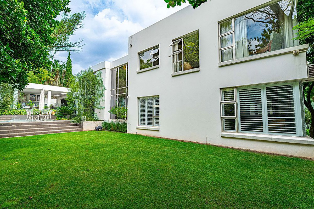 Inviting offers from R4.95 million and marketed by Pam Golding Properties, this striking contemporary residence in the sought-after suburb of Parkwood offers relaxed family living and stylish entertainment with seamless indoor-outdoor flow. With a covered patio overlooking the swimming pool, the property includes an alternative power system, a home office/study, designer kitchen and staff accommodation in a secure environment. 